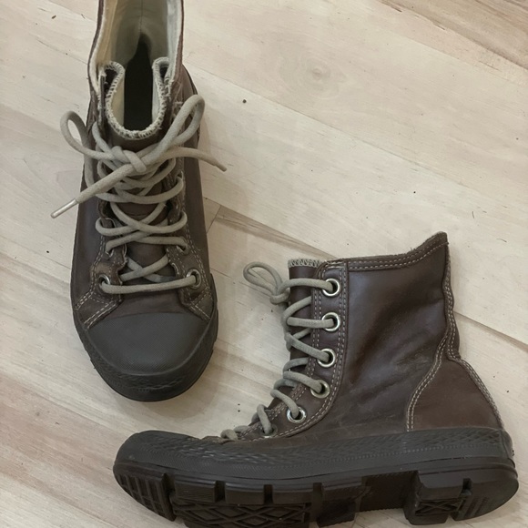 Size 3.5 youth Converse Brown leather high tops - Picture 2 of 2